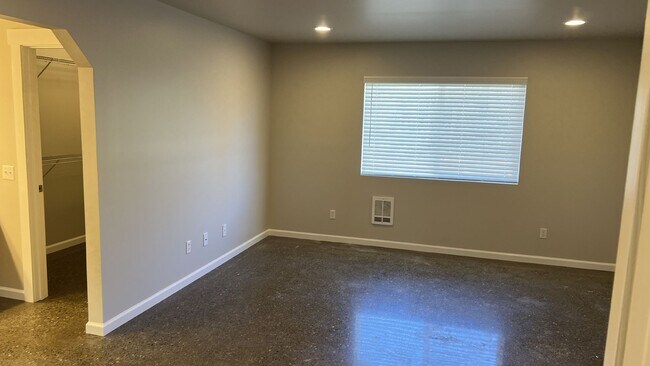 Building Photo - Charming 3-Bed Duplex with 2.5 Baths & 1600 Sq Ft - Prime Tacoma Location!