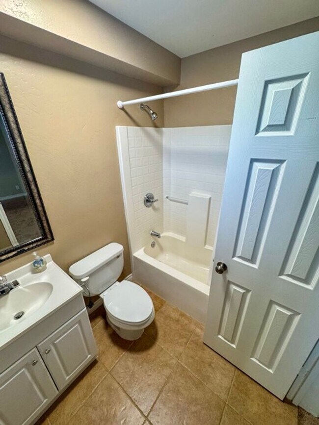 Building Photo - Charming 2 Bed 2 Bath Duplex Home on Large...