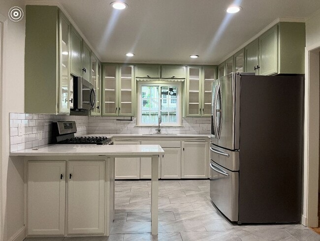 Building Photo - Beautifully updated midtown charmer!