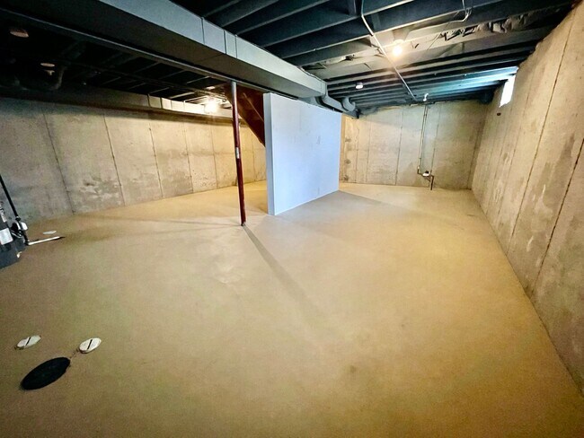 Building Photo - Beautiful, Spacious 3 bed/2 bath House near West Village!