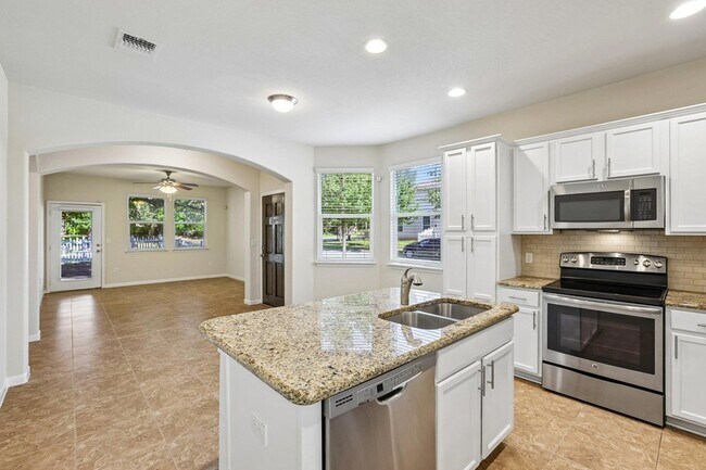 Building Photo - 711 Rolling Oak Dr