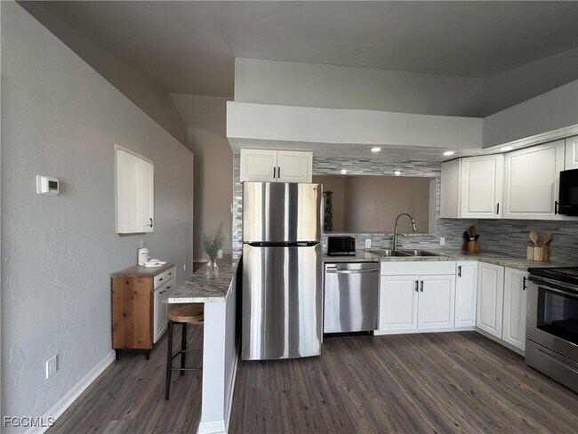 Building Photo - 1418 Cape Coral Pkwy W