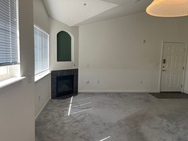 Building Photo - Cozy 1 bed 1 bath in Gated community near DIA