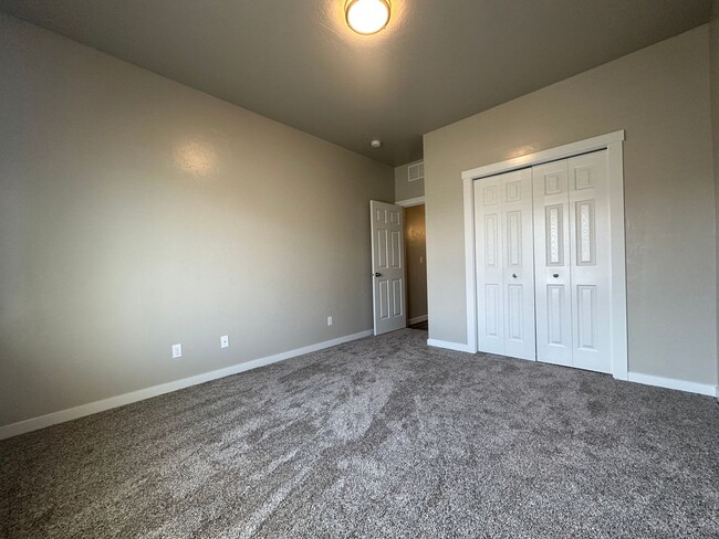 Building Photo - Beautiful 3bed, 2bath, 3car 1,948sq.ft. ho...