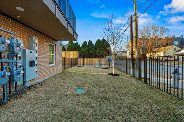 Building Photo - 2031 N Prairie Ave