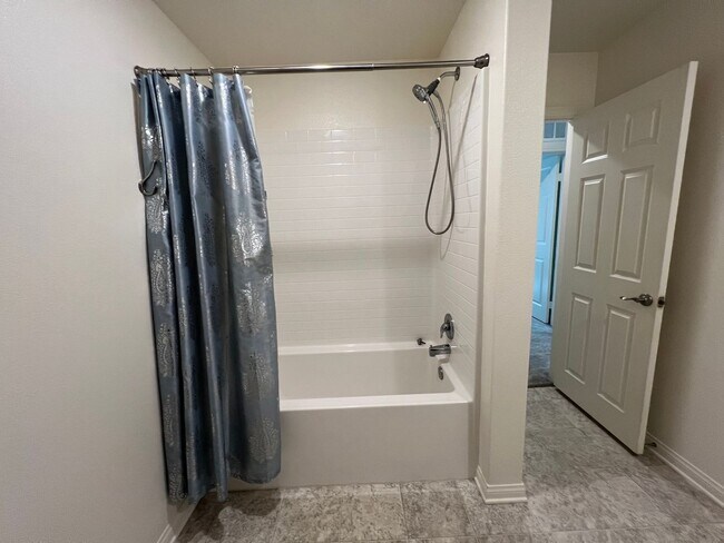 Building Photo - 3 Bedroom Plus Bonus Room Single Family Ho...