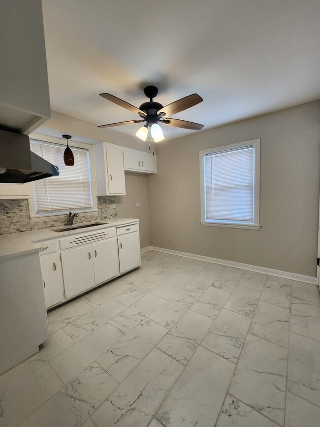 Building Photo - 10104 S Prairie Ave