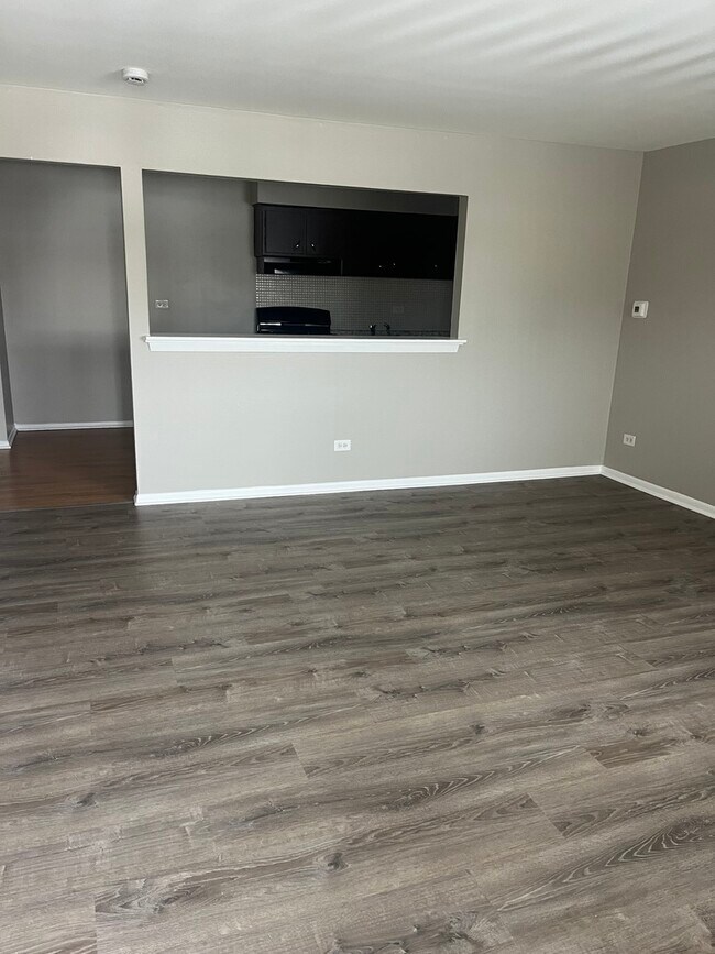 Building Photo - 8817 S Roberts Rd