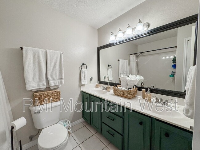 Building Photo - 446 E Parkside Cir