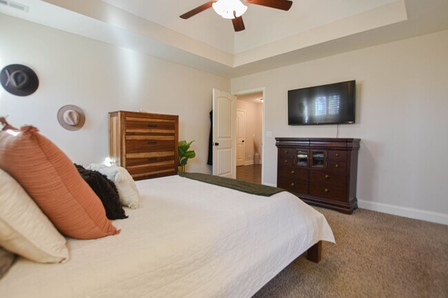 Building Photo - Pet Friendly Three Bedroom with Bonus!
