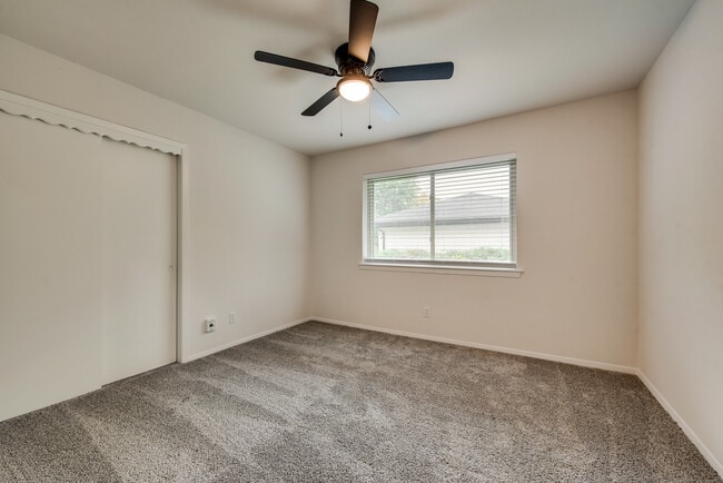 Building Photo - 611 Ray Andra Dr