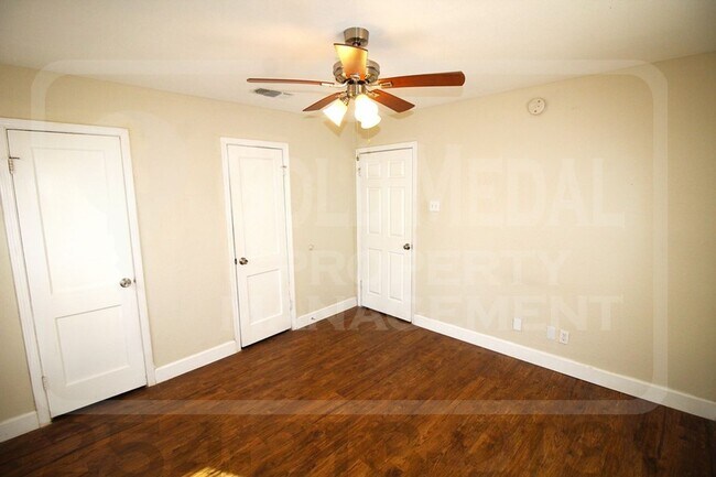 Building Photo - 905-907 Estelle Ave