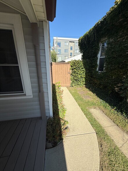 Building Photo - 930 Lexington Ave