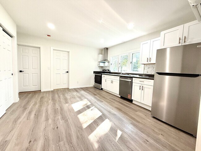 Building Photo - Serene & Spacious Fully renovated 1 BR ( 2...