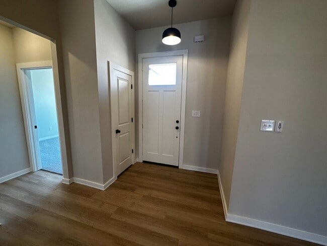 Building Photo - Stunning 3 bedroom Wolfforth - Pre lease f...