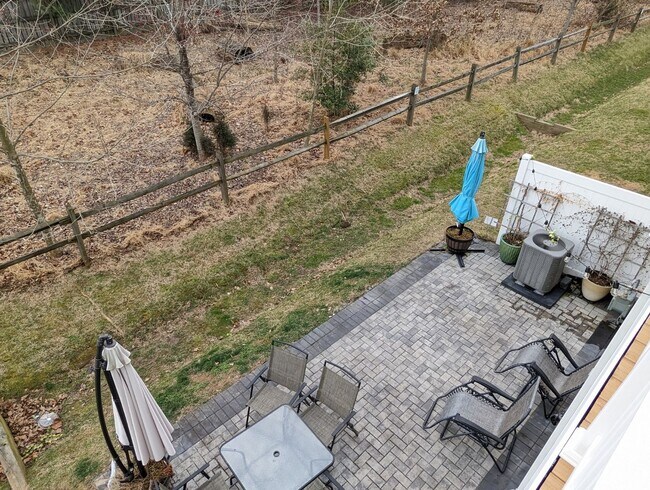 Building Photo - Gorgeous 3 level townhouse in North Potoma...