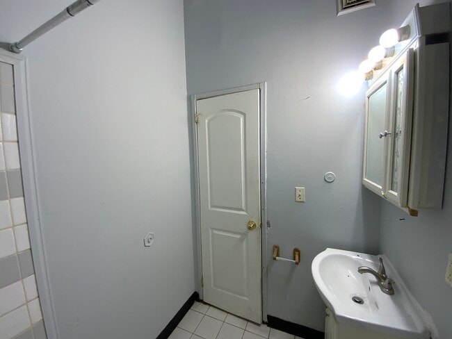 Building Photo - 411 N Beard St