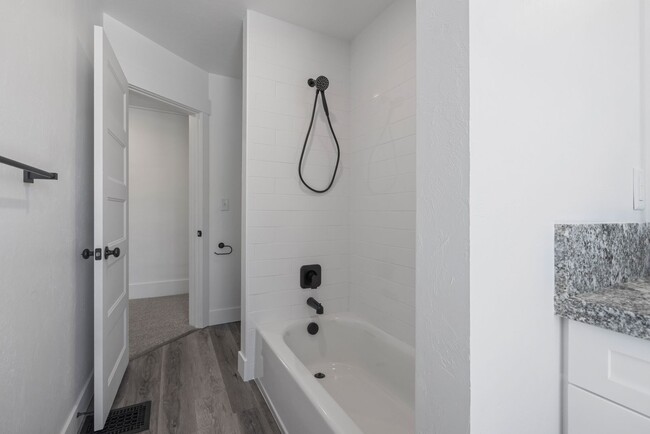 Building Photo - 5 Bed 2 Bath MODERN HERITAGE HOME