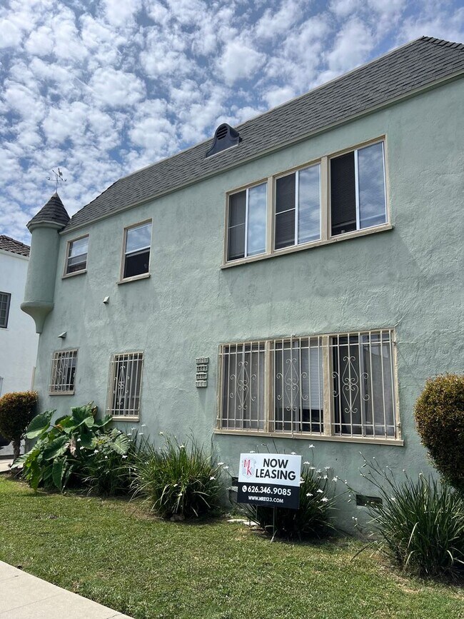 Building Photo - Quaint 3 bedroom Apt Home on 439-443 N. Spaulding Ave.