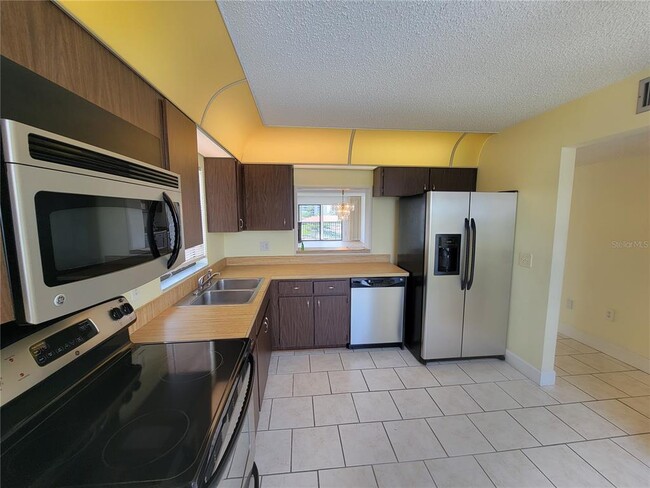 Building Photo - 7600 Sun Island Dr S