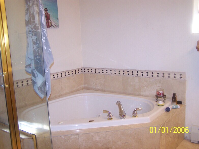 Building Photo - 2170 Long Spur