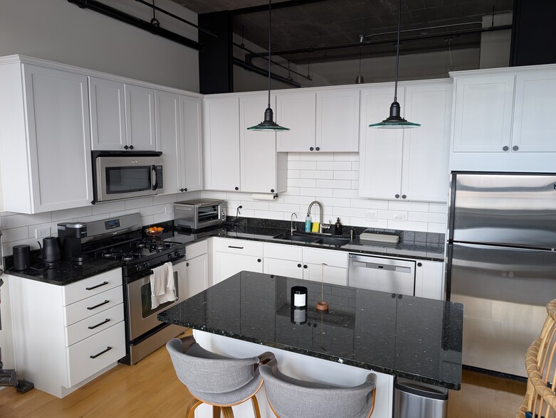 Building Photo - 3963 W Belmont Ave