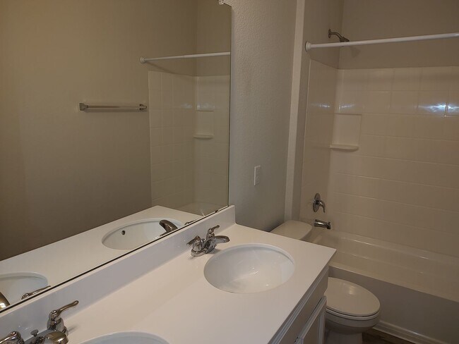 Building Photo - Cute house in Buda