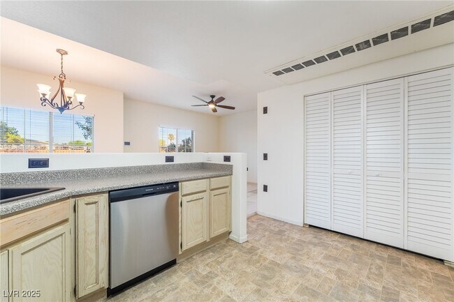 Building Photo - 3400 Cabana Dr