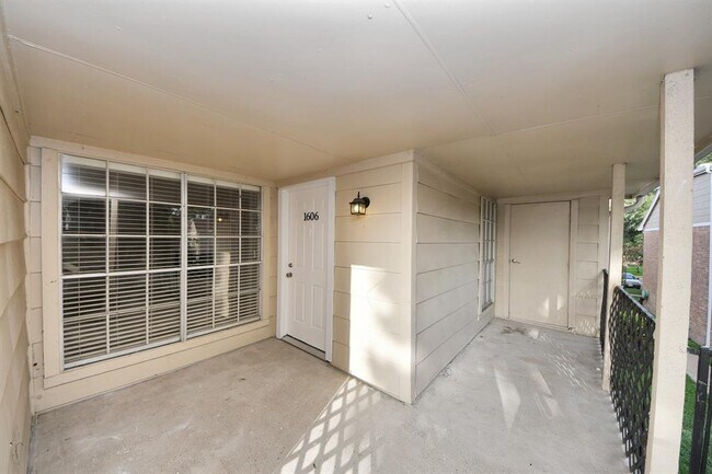 Building Photo - 2800 Jeanetta St