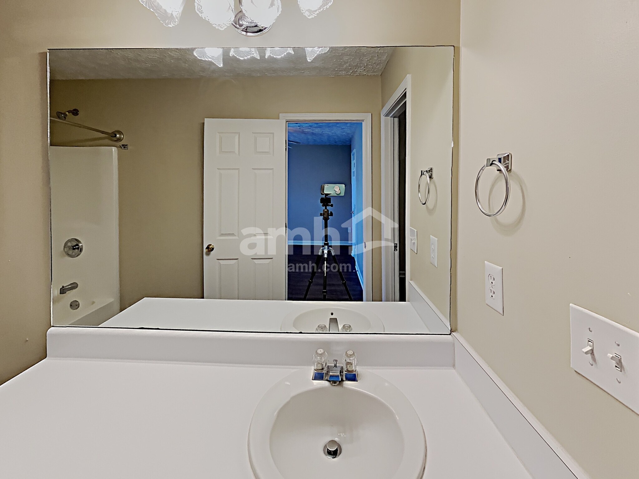 Building Photo - 2656 Lake Park Bnd