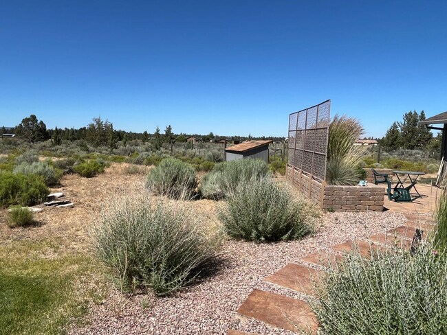 Building Photo - Furnished home between Tumalo & Sisters