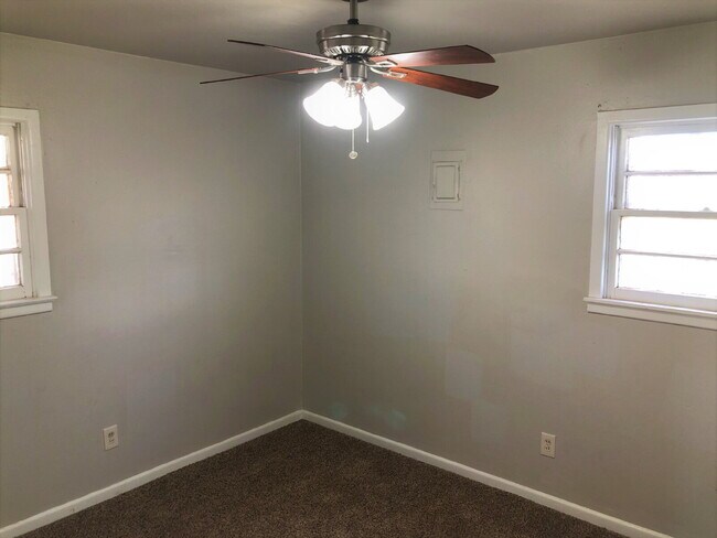 Building Photo - Adorable Home Located Down the Street from Alderson Elementary!