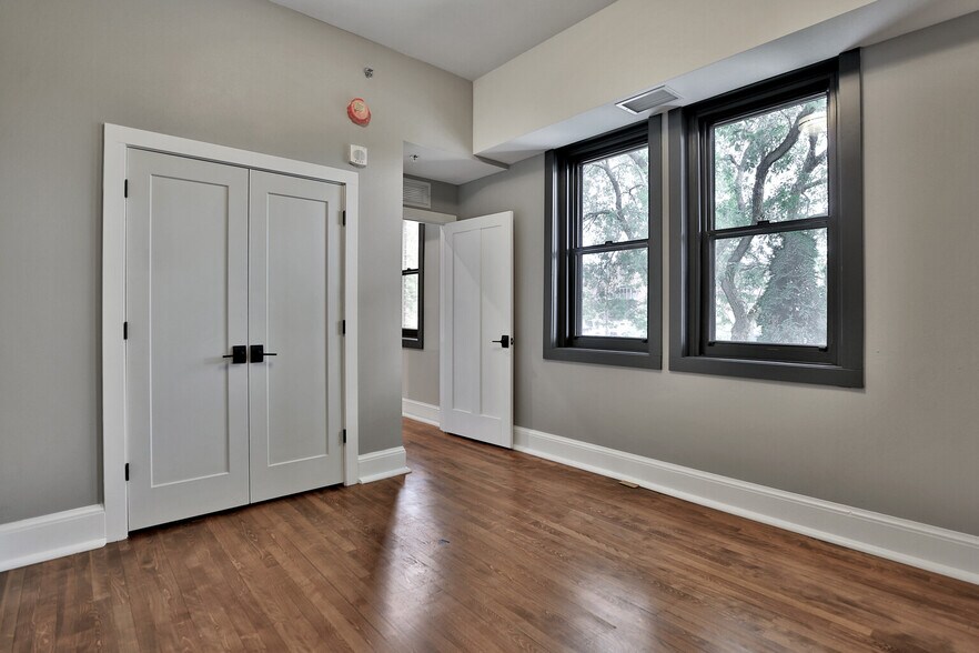 Building Photo - 107 Chestnut St E