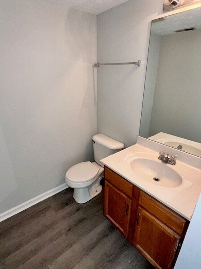 Building Photo - Lovely Townhouse in Winchester! All Electric, Off-Street Parking, W/D Hookups, Small Pets Ok!