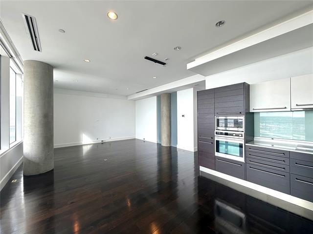 Building Photo - 2408 Victory Park Ln