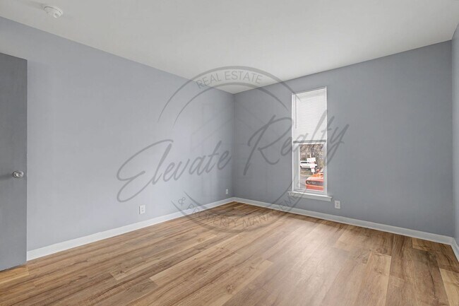 Building Photo - Two Bedroom Condo, First Floor, across from Madison Park with stackable washer/dryer!