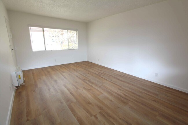 Building Photo - 18405 Valerio St