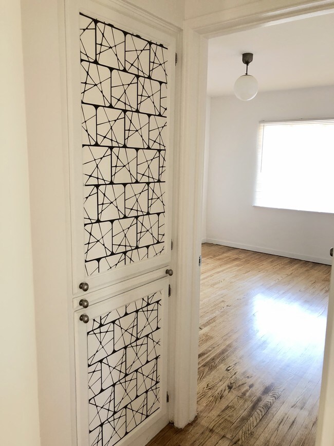 Building Photo - 11672 Oxnard St