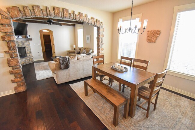 Building Photo - Stunning Fully Furnished Home in the Heart of Fayetteville!