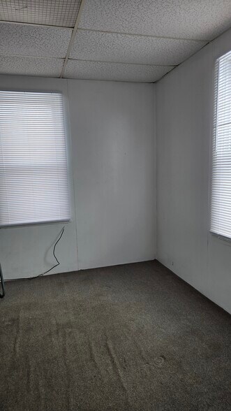 livingroom - 626 W Pittsburgh St