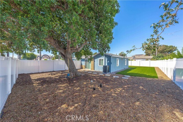 Building Photo - 4301 W Lilac Ave