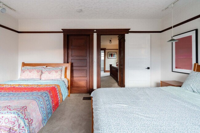 Building Photo - 26 NE 11th Ave