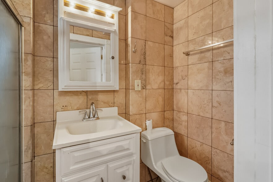 Building Photo - 571 Somerville Ave