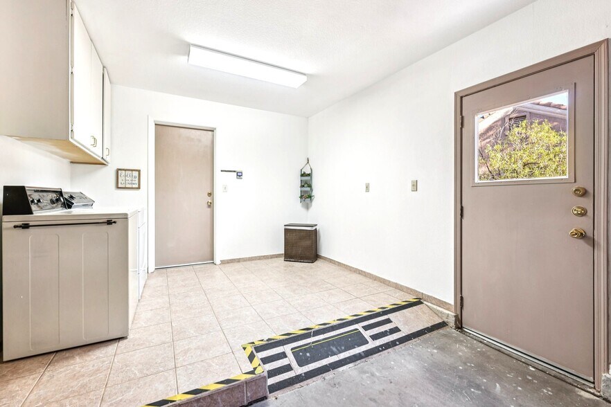 Building Photo - 3013 Sungold Dr