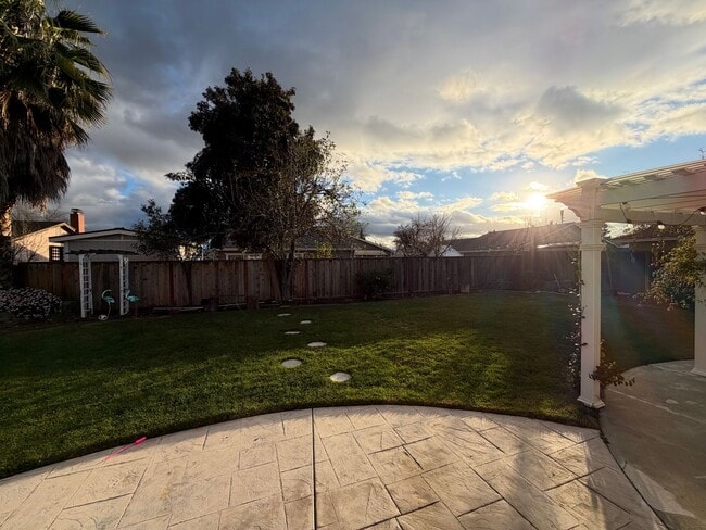 Building Photo - Updated and Modern 3BD/2BA Single Family Home Near Andrew Christensen Middle School in Livermore!