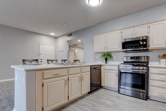 Building Photo - 855 N Stephanie St