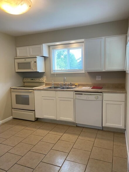 Building Photo - 319 Pleasant St