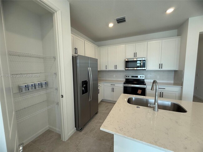 Building Photo - 4286 Effendi Dr