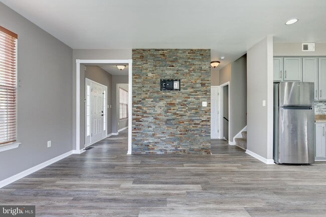 Building Photo - 151 Brynwood St