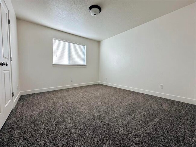 Building Photo - 225 950 E